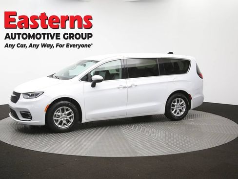 Used 2023 Chrysler Pacifica Touring-L FWD image 59