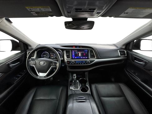Used 2019 Toyota Highlander XLE AWD/4WD image 17