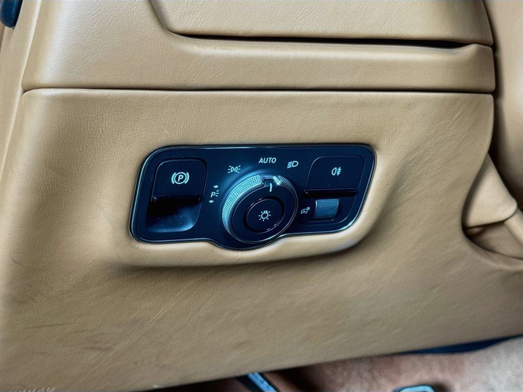 Used 2024 Aston Martin DB12 Coupe RWD image 10
