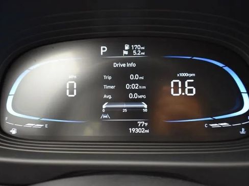 Used 2025 Hyundai Venue Limited FWD image 27