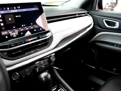 Used 2024 Jeep Compass Latitude image 20