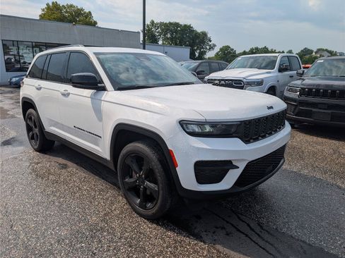 Used 2023 Jeep Grand Cherokee Altitude AWD/4WD image 7