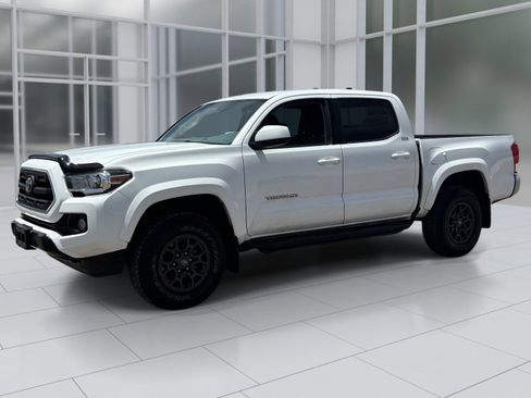 Used 2017 Toyota Tacoma SR5 w/ Tow Package AWD/4WD image 2