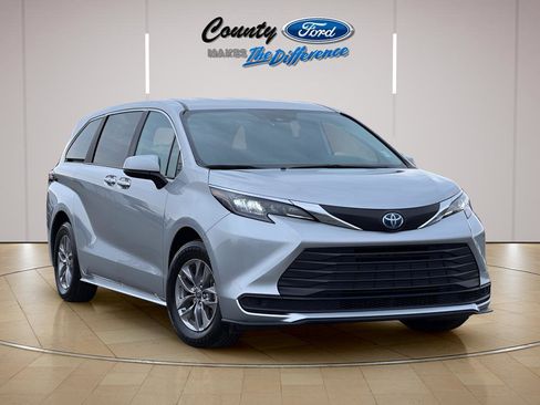 Used 2025 Toyota Sienna LE image 1