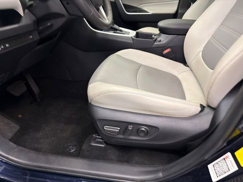 Used 2025 Toyota RAV4 XLE Premium FWD image 10
