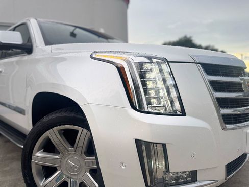 Used 2017 Cadillac Escalade Luxury AWD/4WD image 19