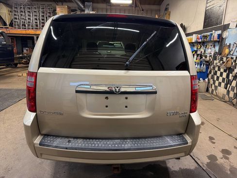 Used 2010 Dodge Grand Caravan SXT image 5