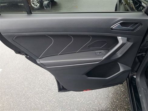 Certified 2022 Volkswagen Tiguan SE R-Line image 10