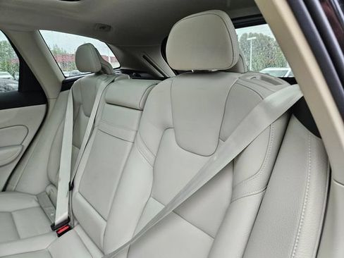 Used 2019 Volvo XC60 T5 Momentum w/ Advanced Package AWD/4WD image 15