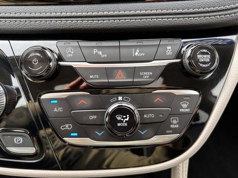 Used 2023 Chrysler Pacifica Limited FWD image 25