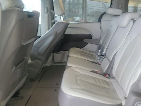 Used 2019 Chrysler Pacifica Touring-L Plus w/ Advanced Safetytec Group image 12