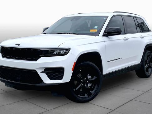 Used 2022 Jeep Grand Cherokee Altitude AWD/4WD image 2