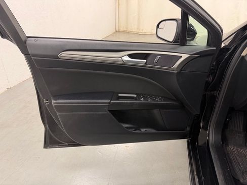 Used 2018 Ford Fusion SE w/ Fusion SE Technology Package FWD image 16