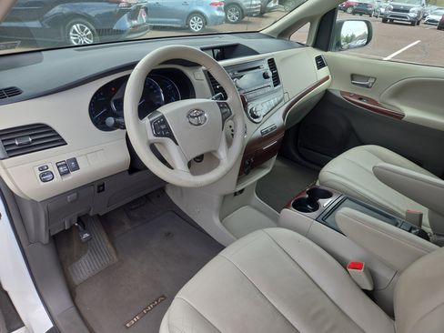 Used 2013 Toyota Sienna XLE FWD image 15