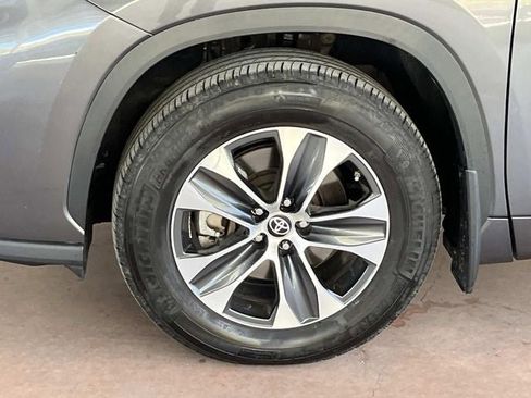 Used 2022 Toyota Highlander XLE image 11