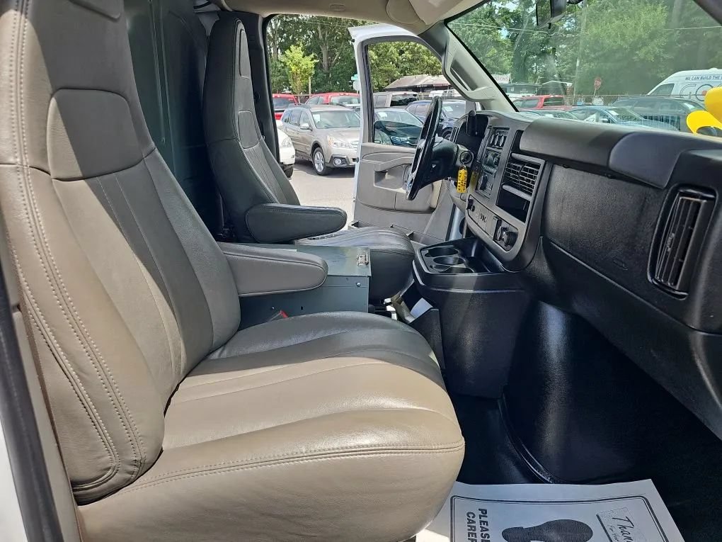 Used 2017 Chevrolet Express 3500 Extended RWD image 15
