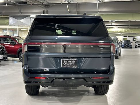 Used 2026 Lincoln Navigator Reserve w/ Jet Appearance Package AWD/4WD image 3