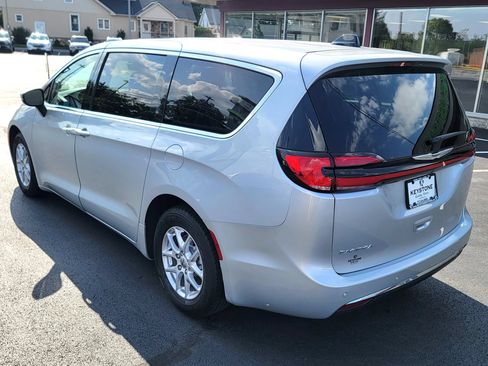 Used 2023 Chrysler Pacifica Touring-L FWD image 7