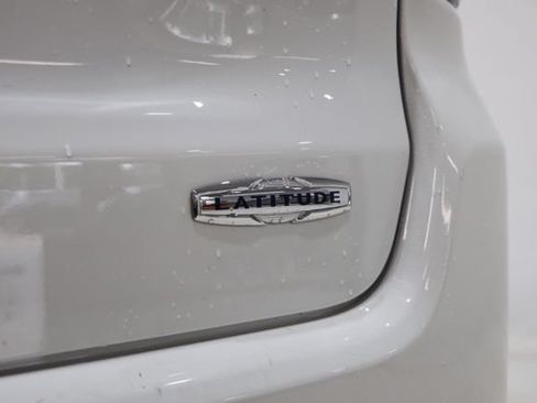 Used 2025 Jeep Compass Latitude w/ Sun & Sound Group AWD/4WD image 13