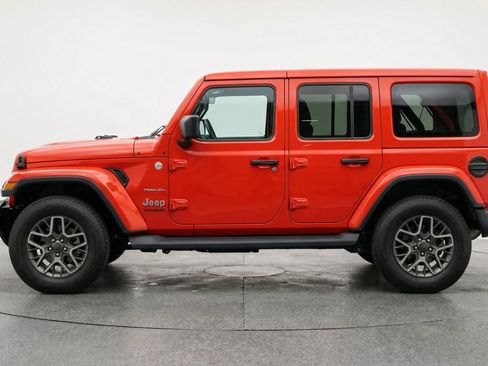Used 2025 Jeep Wrangler Sahara image 5