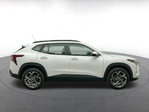 Used 2025 Chevrolet Trax LT w/ LT Convenience Package FWD image 10