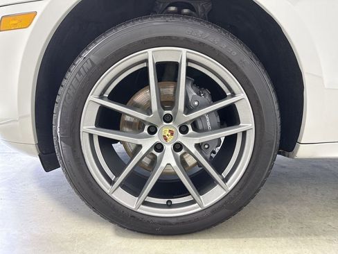 Certified 2024 Porsche Macan AWD/4WD image 13