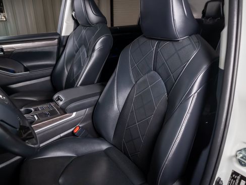 Used 2021 Toyota Highlander Platinum FWD image 5