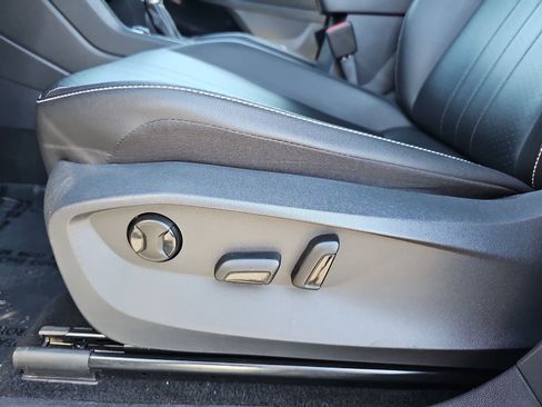 Used 2022 Volkswagen Tiguan SE R-Line image 30