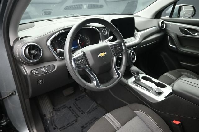 Used 2025 Chevrolet Blazer LT FWD image 11