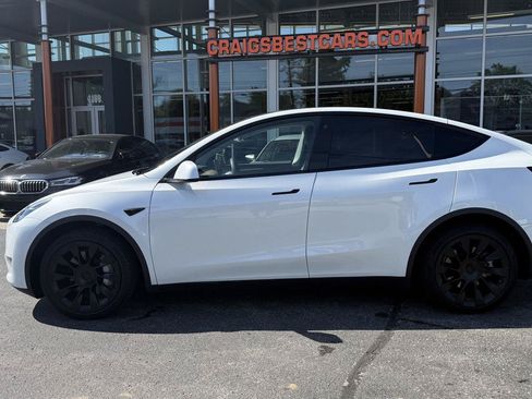 Used 2023 Tesla Model Y Long Range AWD/4WD image 1