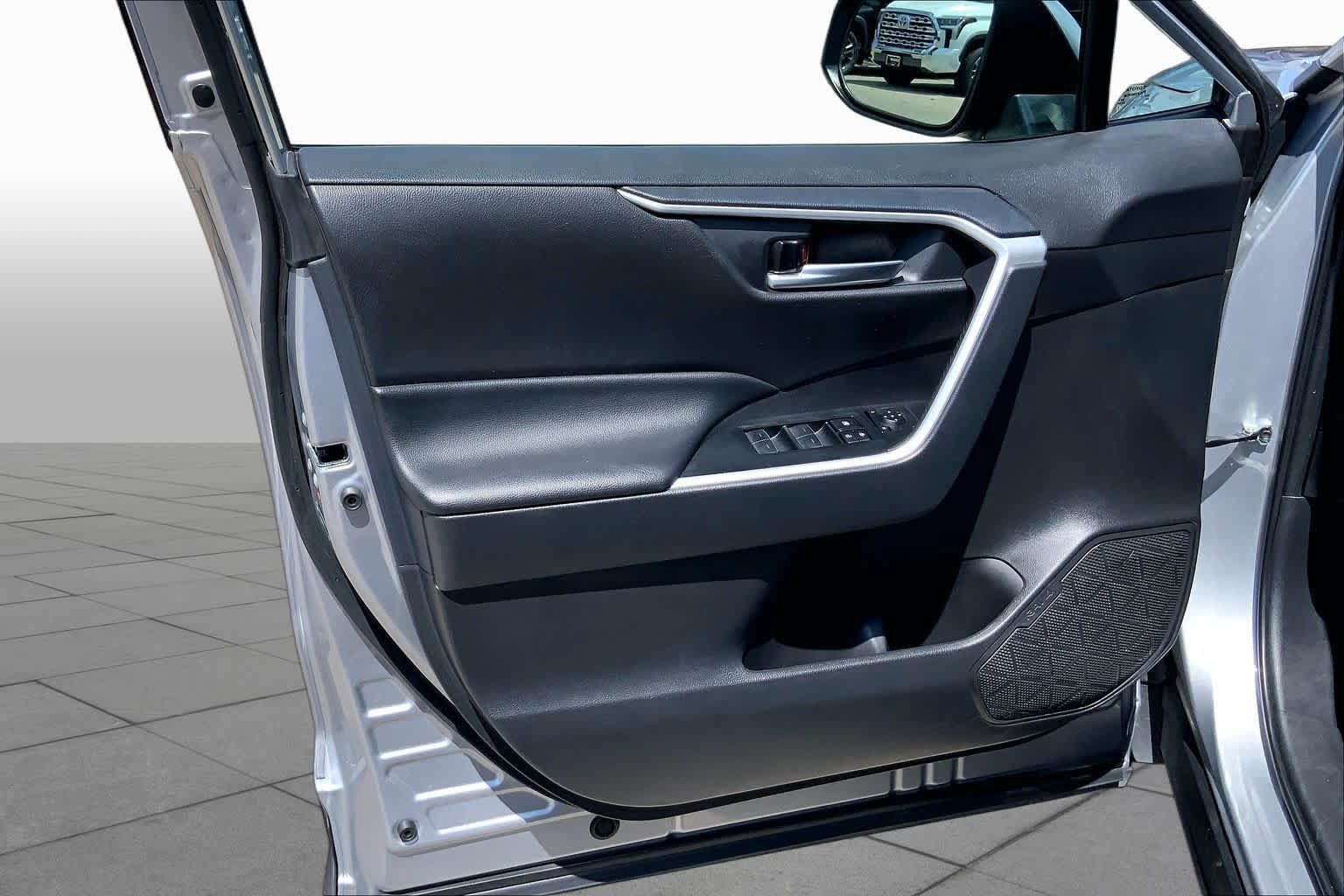 Used 2025 Toyota RAV4 XLE FWD image 22