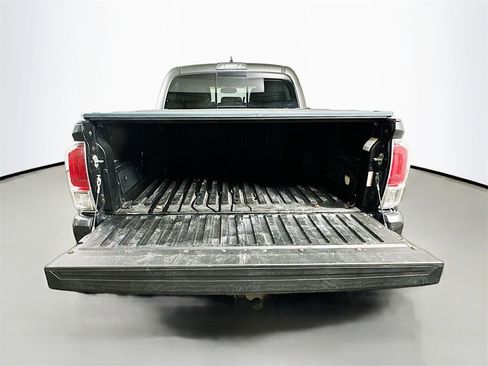 Used 2017 Toyota Tacoma Limited image 31