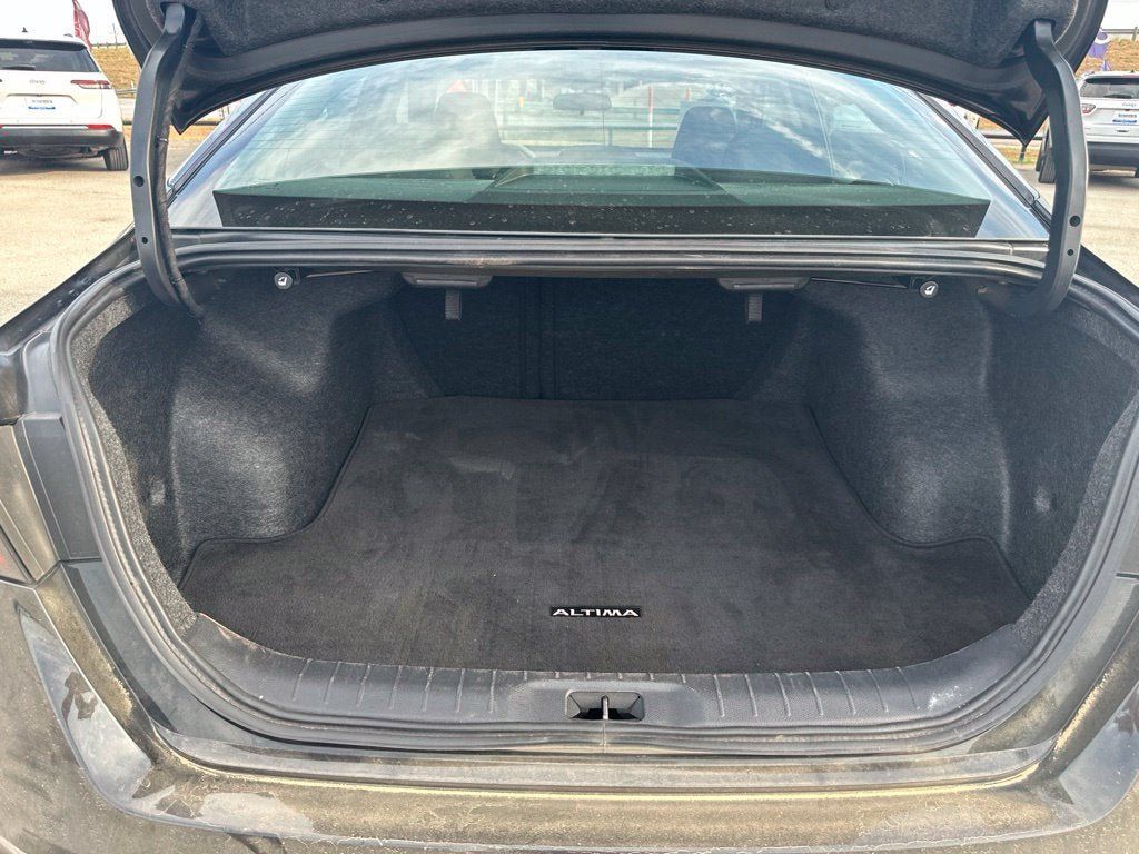 Used 2025 Nissan Altima 2.5 SV FWD image 6