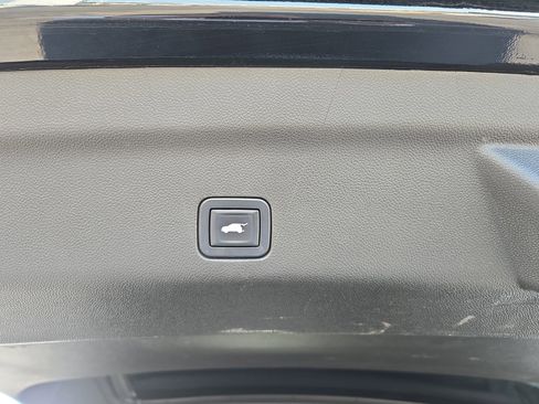 Used 2022 Chevrolet Tahoe Z71 w/ Luxury Package image 50