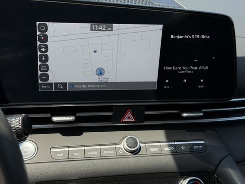 Used 2023 Hyundai Elantra SEL w/ Convenience Package FWD image 12