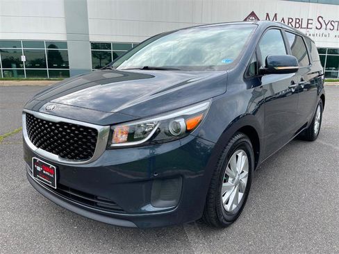 Used 2017 Kia Sedona LX w/ LX Essentials Premium Package FWD image 1