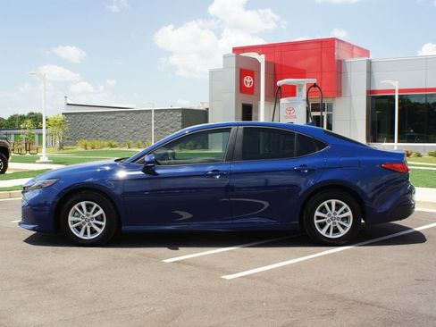 Used 2025 Toyota Camry LE image 19