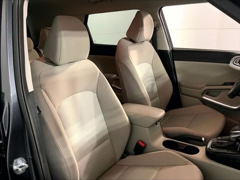 Certified 2025 Kia Soul LX w/ LX Technology Package FWD image 7