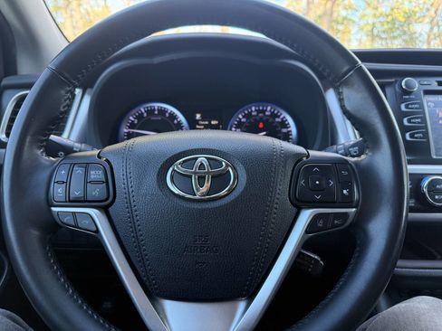 Used 2019 Toyota Highlander SE image 26