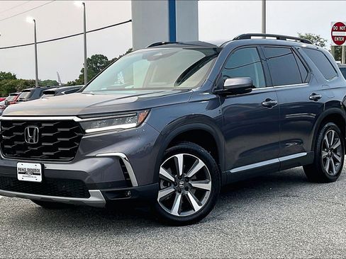 Used 2025 Honda Pilot Touring image 3