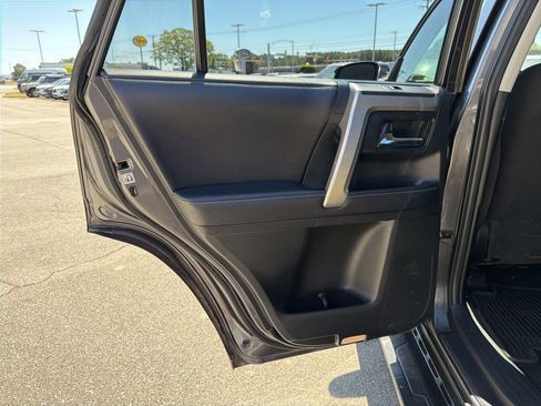 Used 2018 Toyota 4Runner SR5 AWD/4WD image 16