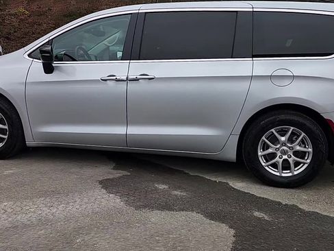 Used 2024 Chrysler Pacifica Touring-L image 5
