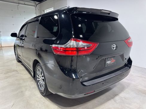 Used 2020 Toyota Sienna XLE w/ XLE Navigation Package FWD image 5