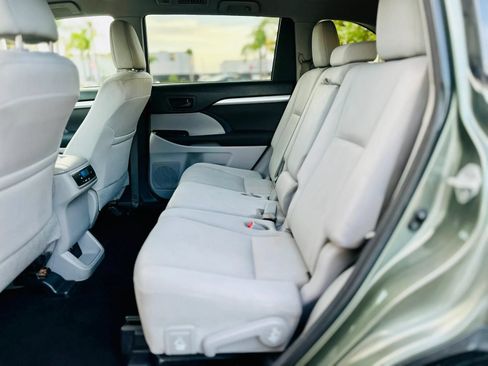 Used 2018 Toyota Highlander LE w/ Carpet Mat Package (TMS) FWD image 10