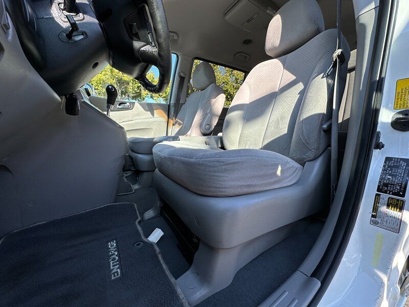 Used 2008 Hyundai Entourage GLS FWD image 12