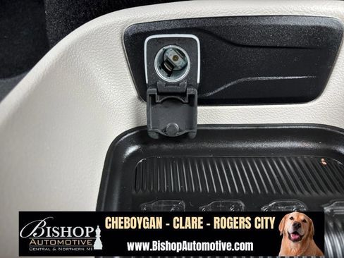 Used 2023 Chrysler Pacifica Touring-L image 39