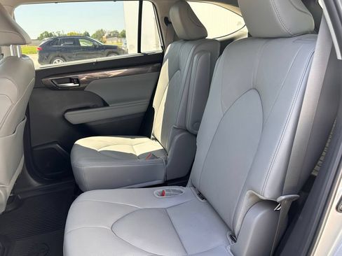 Used 2024 Toyota Highlander Platinum AWD/4WD image 14