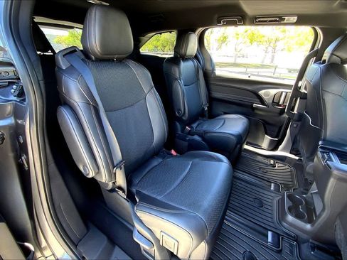 Used 2025 Toyota Sienna Limited image 19