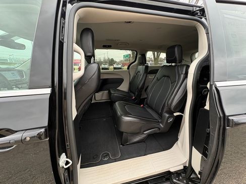 Used 2023 Chrysler Pacifica Touring-L image 26