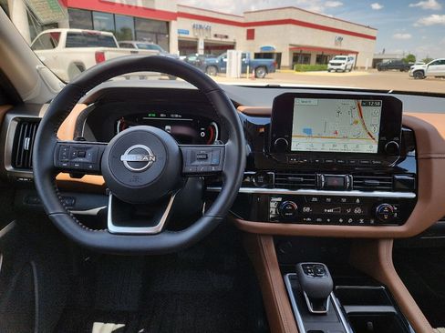 Used 2025 Nissan Pathfinder Platinum w/ Black Appearance Package AWD/4WD image 11